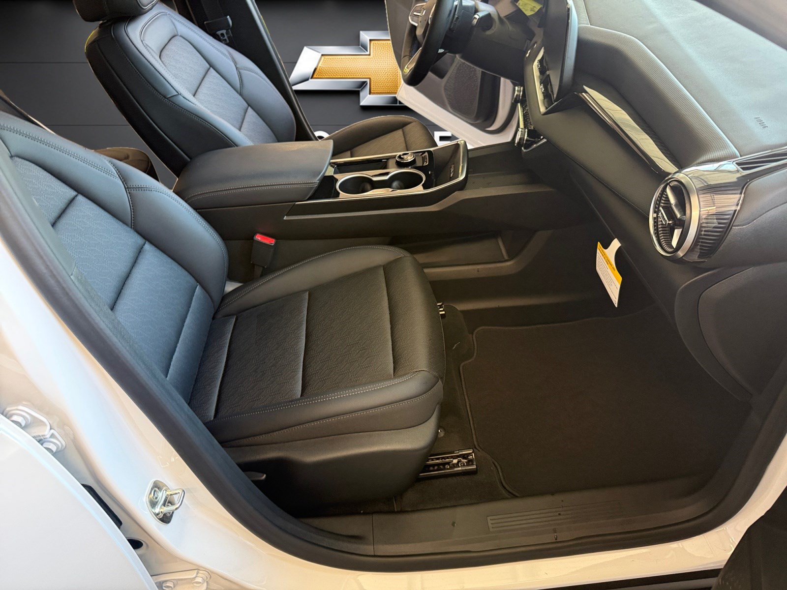 New 2027 Chevrolet Equinox LT w/ Convenience Package II FWD image 12