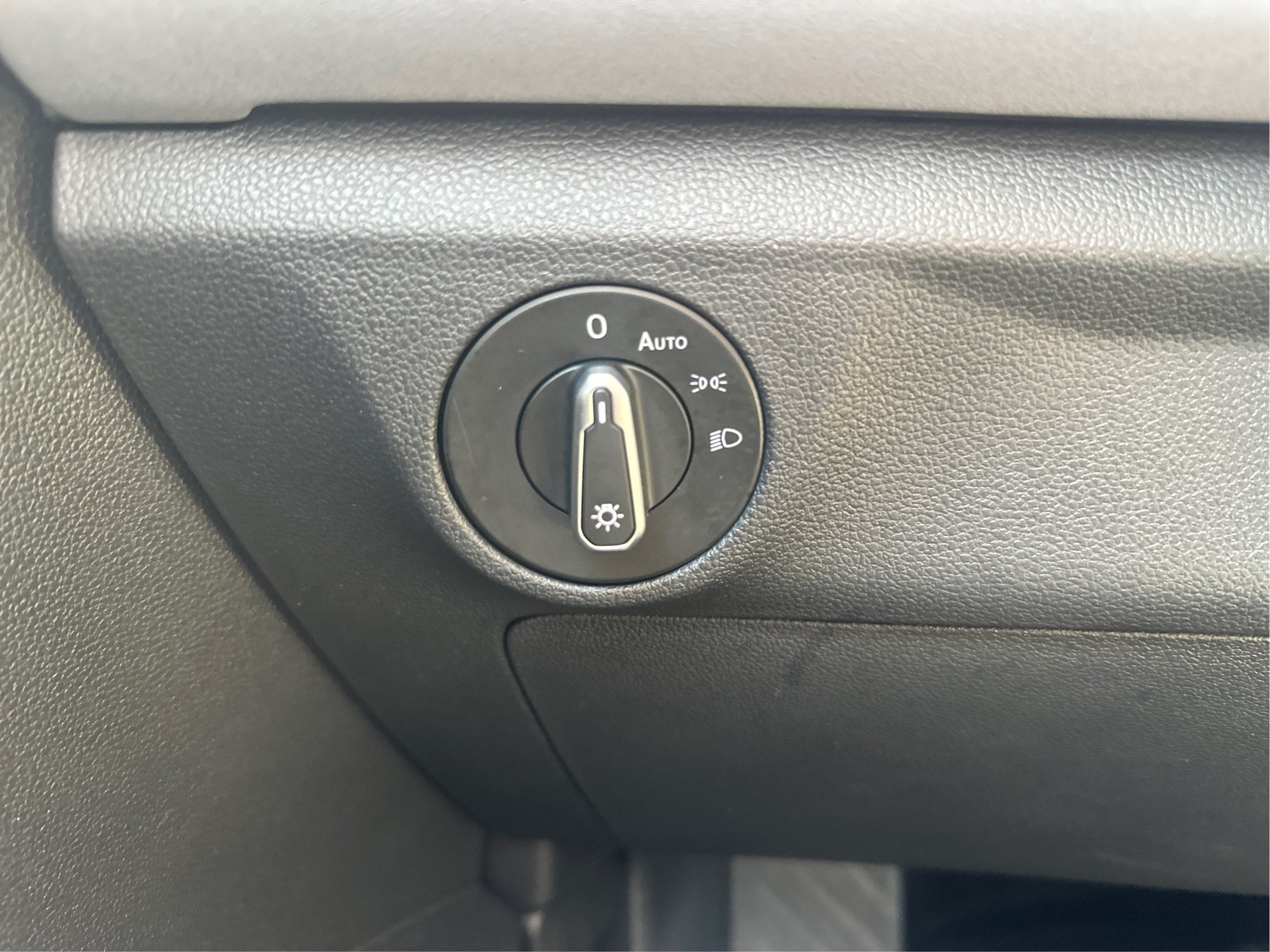 Used 2025 Volkswagen Jetta SE FWD image 19