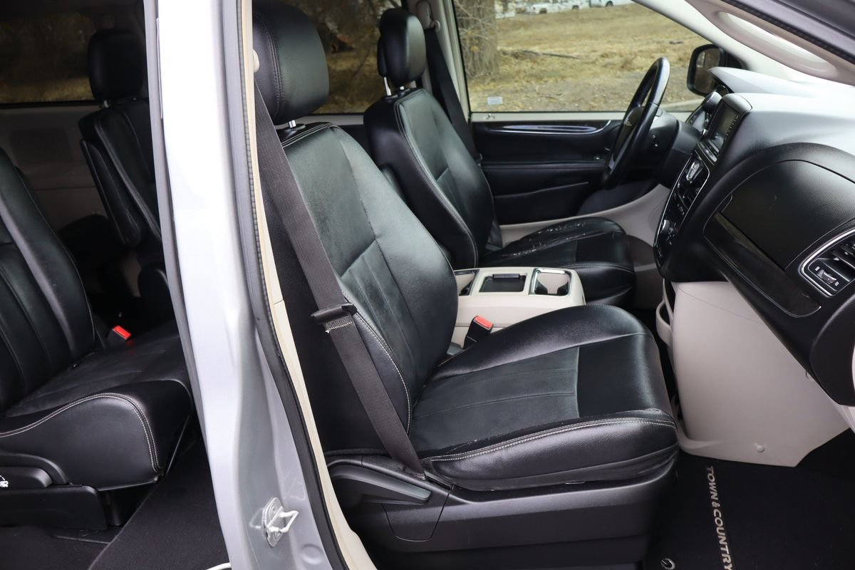 Used 2013 Chrysler Town & Country Touring image 23