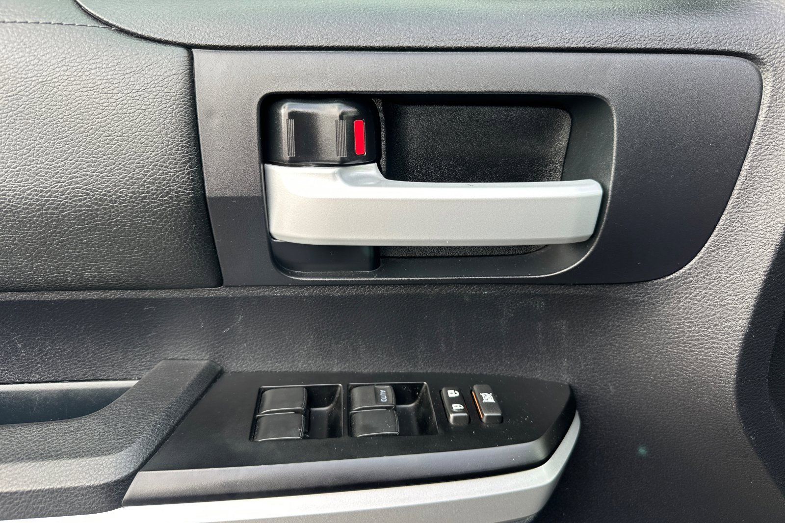 Used 2015 Toyota Tundra SR5 w/ SR5 Upgrade Package image 10