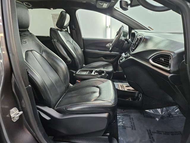 Used 2020 Chrysler Pacifica Touring-L w/ S Appearance Package image 28