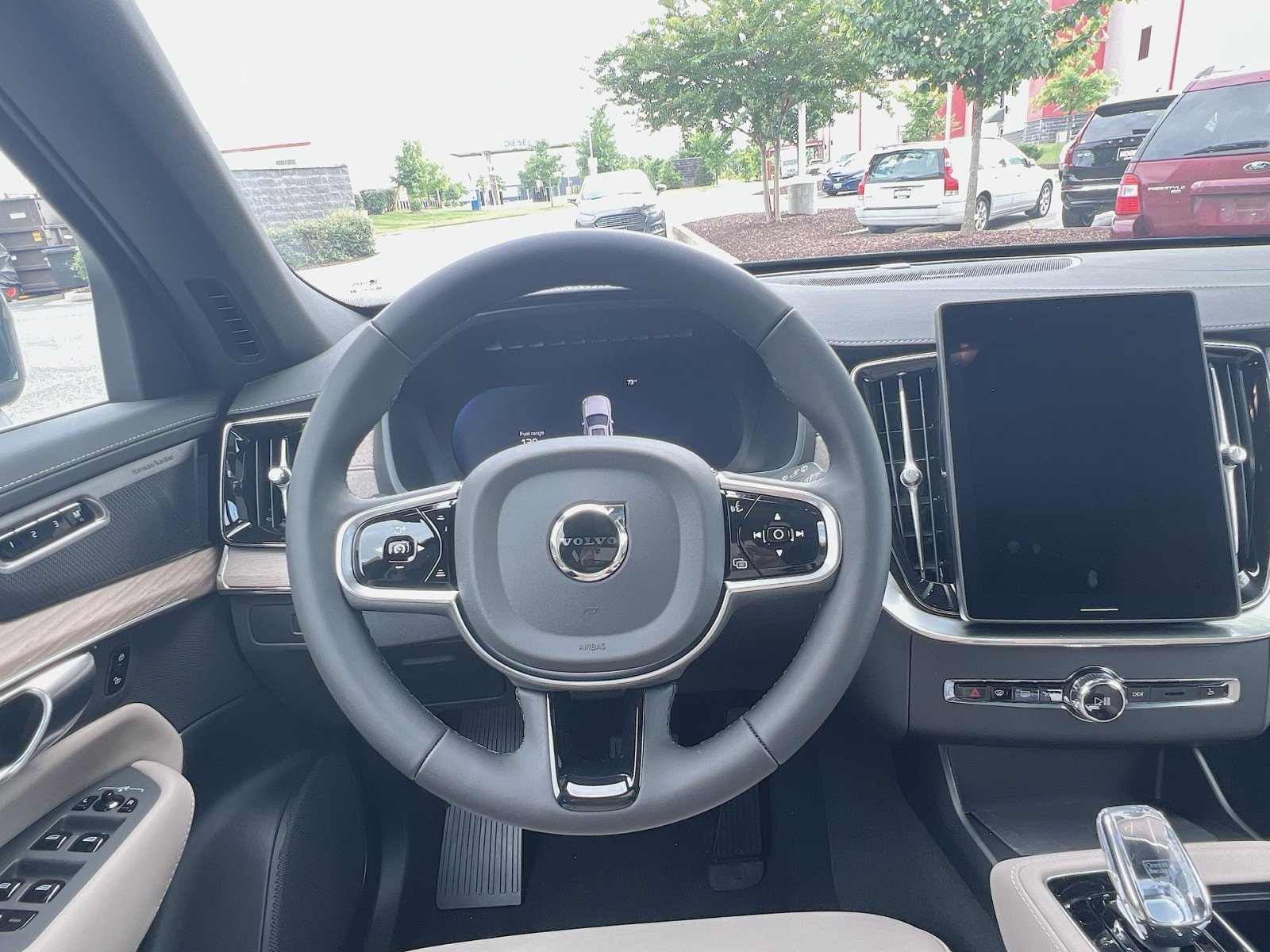 New 2026 Volvo XC90 B6 Plus w/ Protection Package Premier AWD/4WD image 16