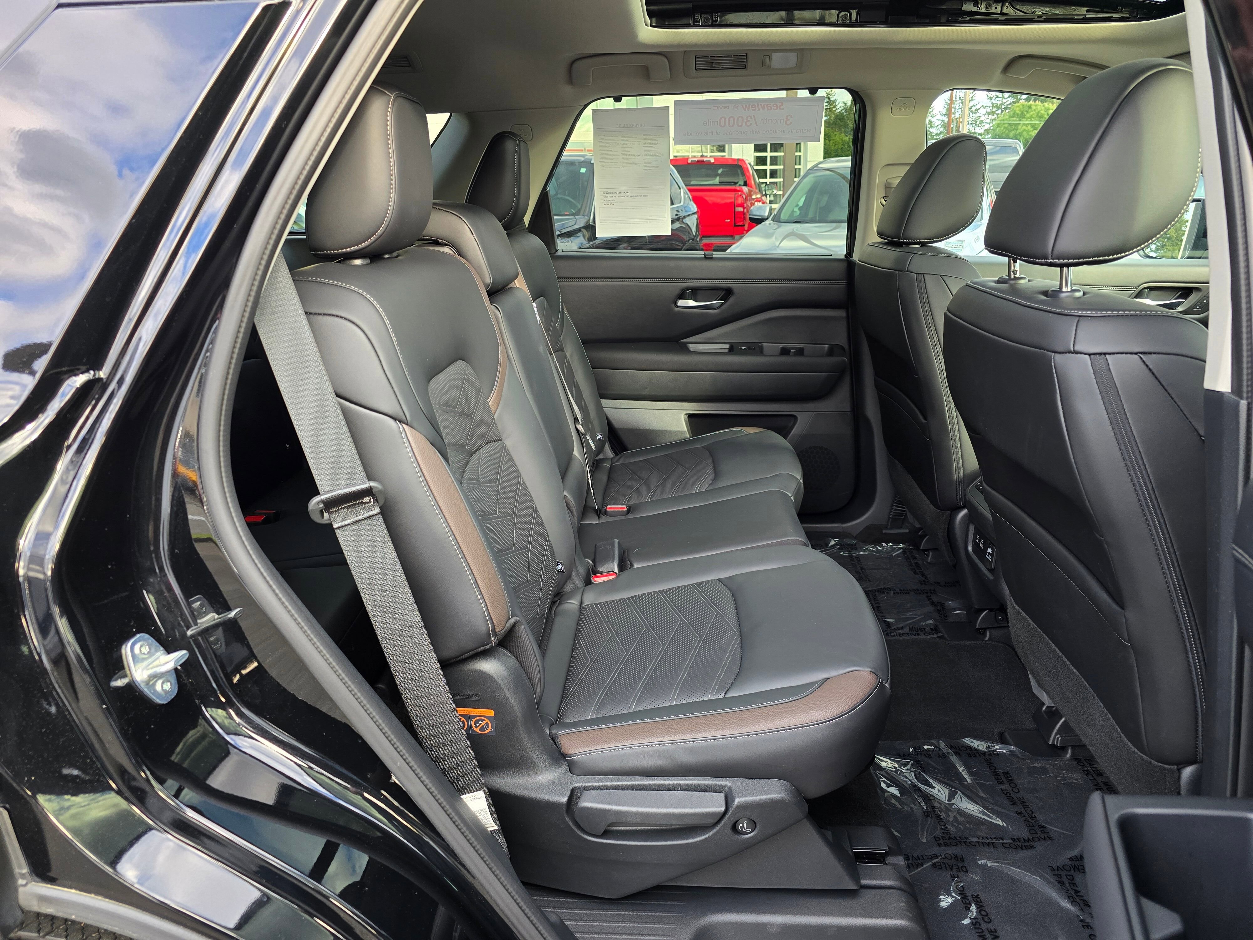Used 2024 Nissan Pathfinder Platinum w/ Cargo Package AWD/4WD image 12