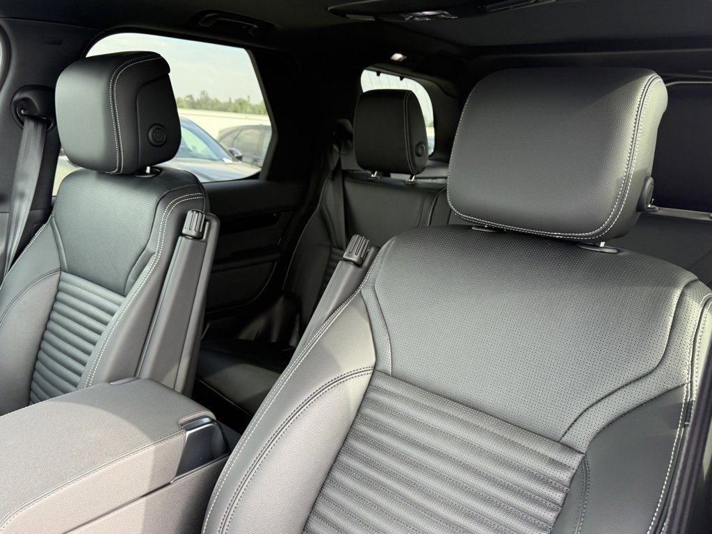 New 2025 Land Rover Discovery S image 12