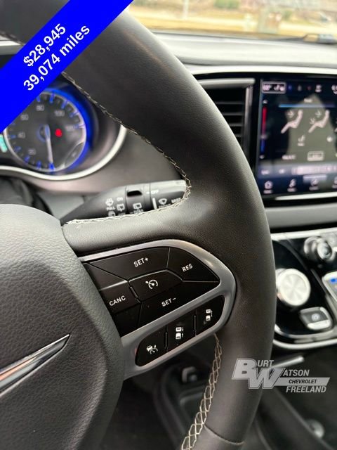 Used 2025 Chrysler Pacifica Select FWD image 16