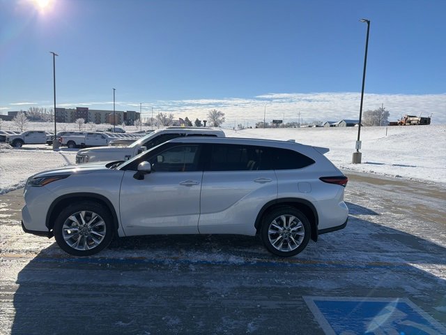 Used 2024 Toyota Highlander Limited image 4