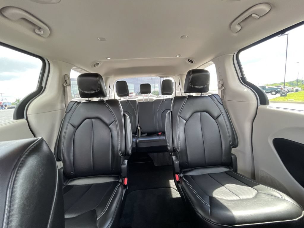 Used 2024 Chrysler Pacifica Touring-L AWD/4WD image 12