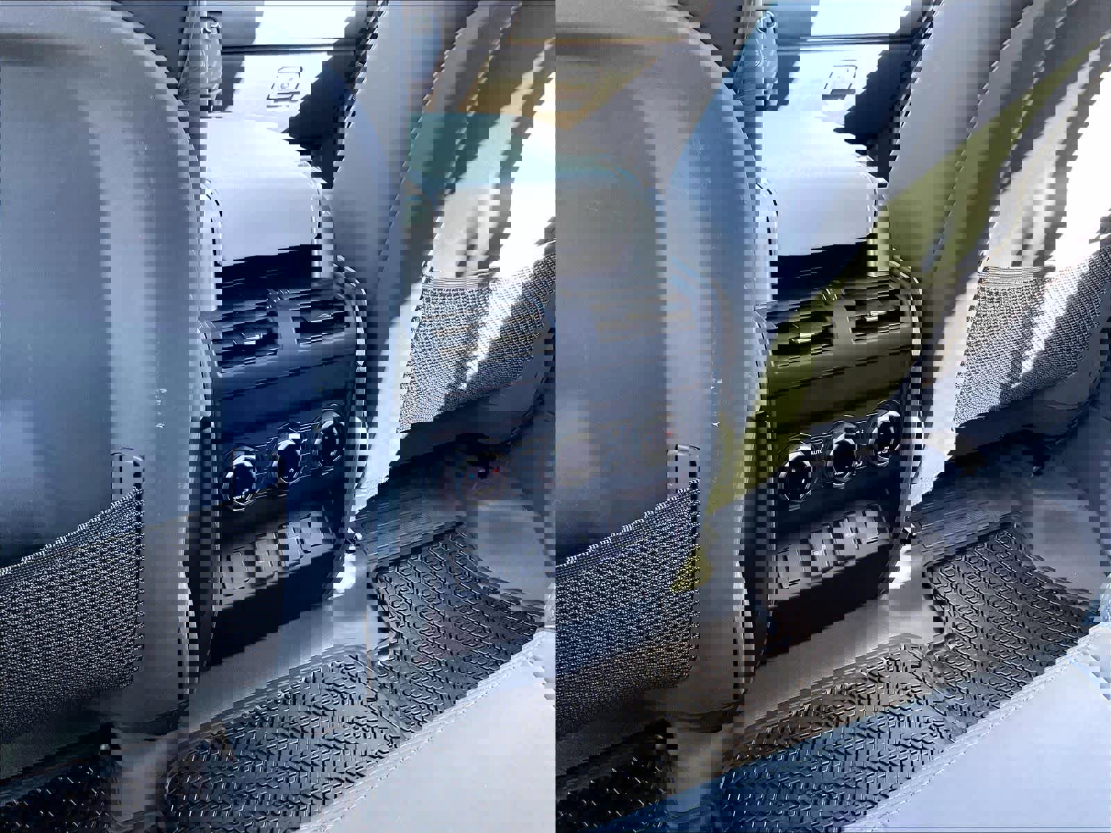 Used 2023 Land Rover Defender 130 X-Dynamic SE image 38