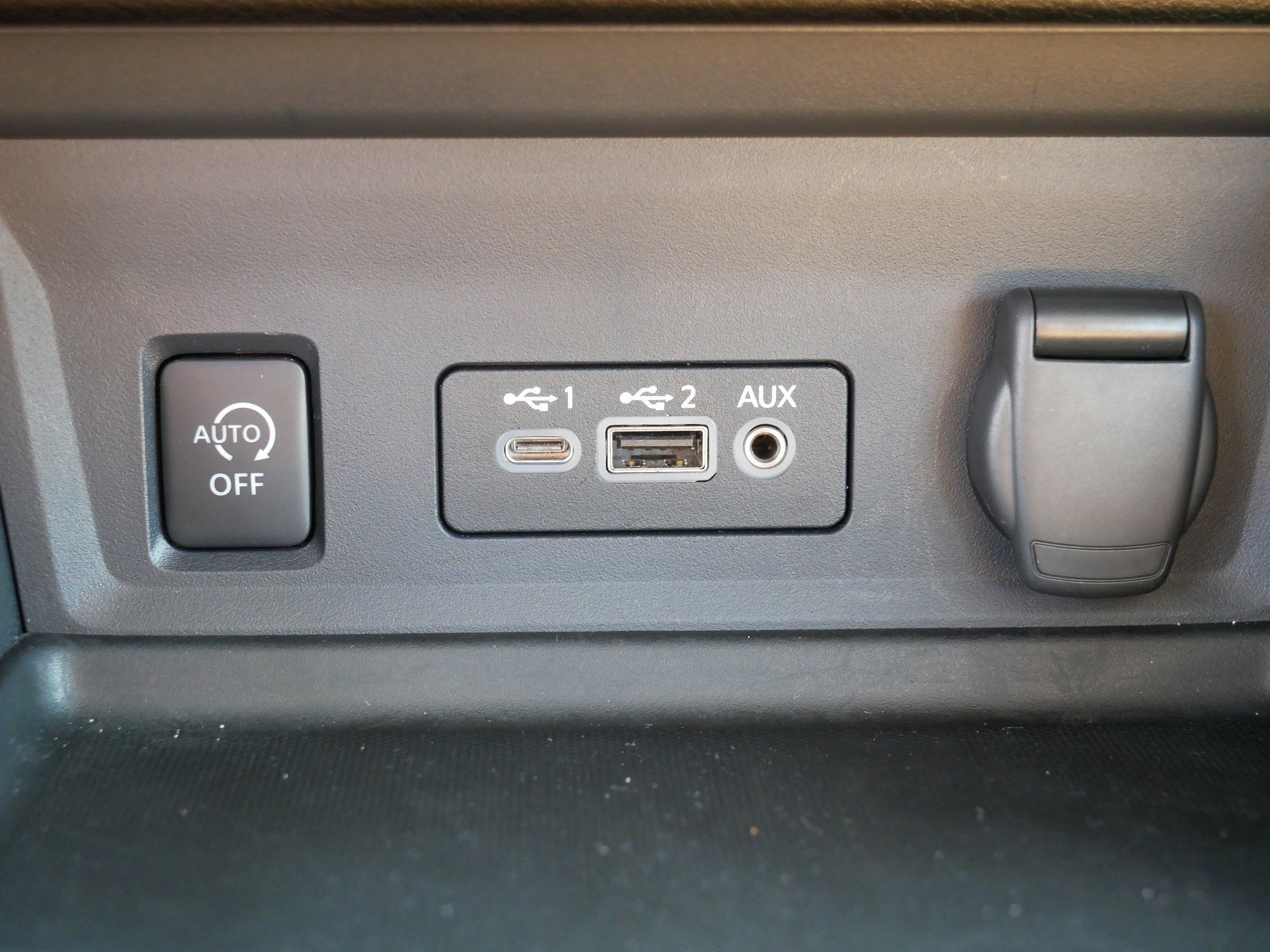 Certified 2025 Nissan Sentra SV w/ SV Premium Package FWD image 36