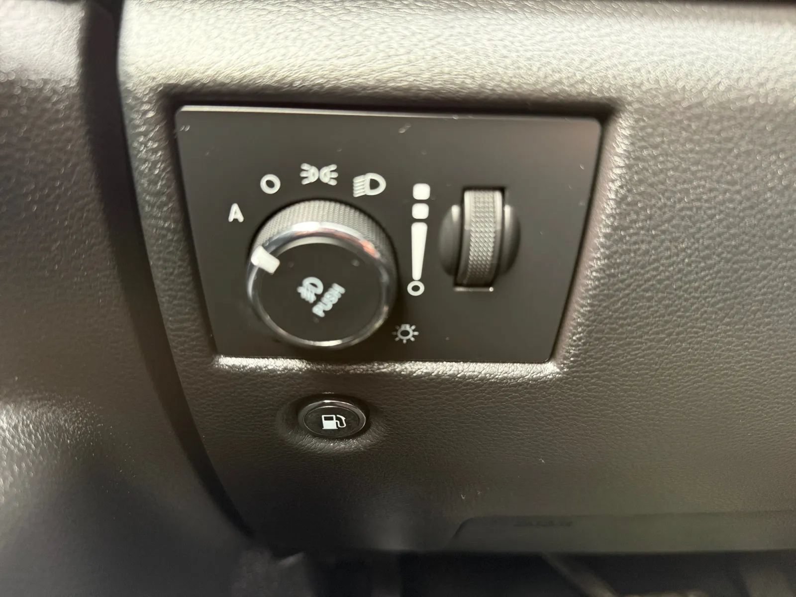 Used 2019 Jeep Grand Cherokee Laredo AWD/4WD image 32
