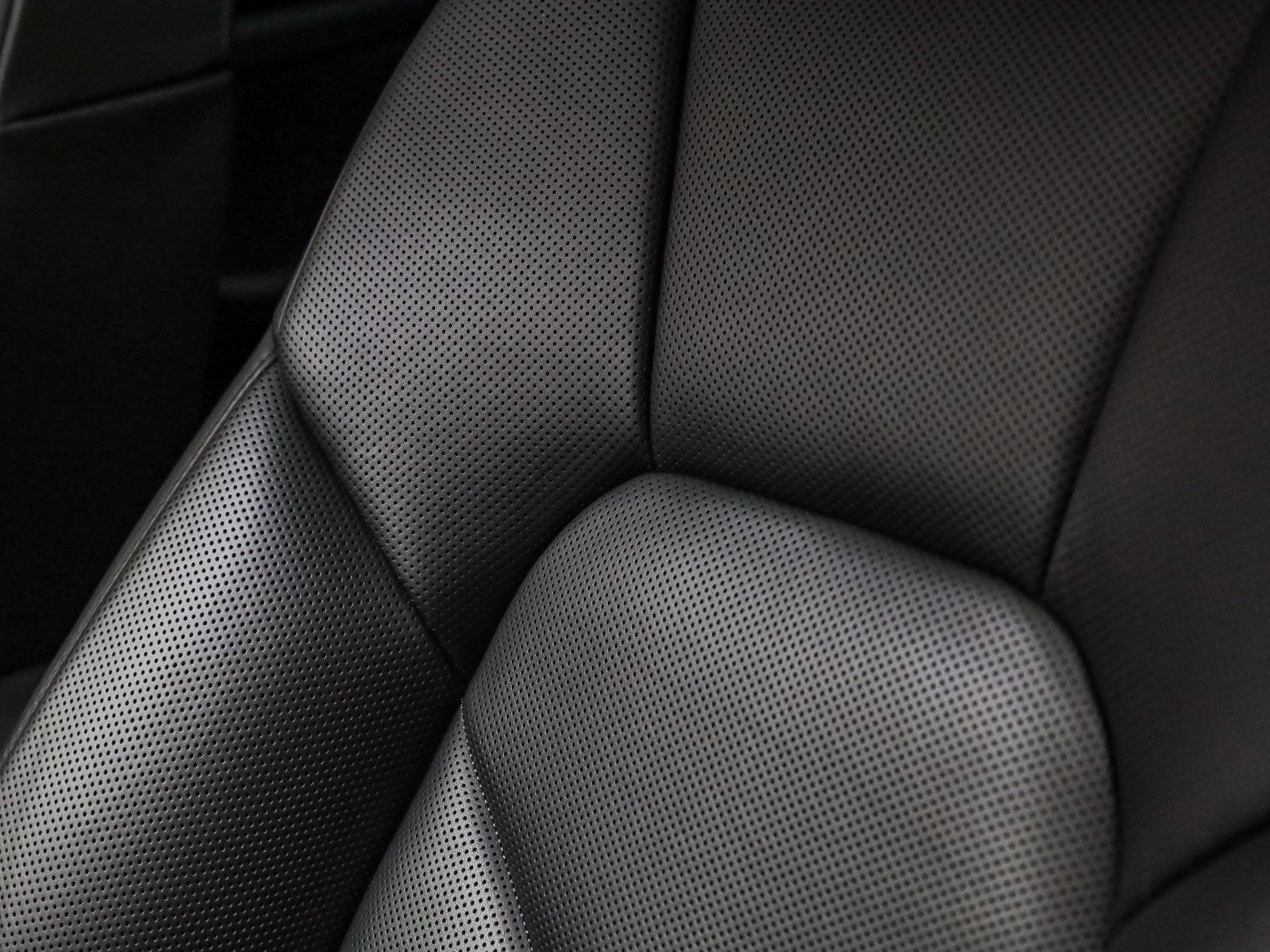 Certified 2025 Porsche Macan Turbo AWD/4WD image 26