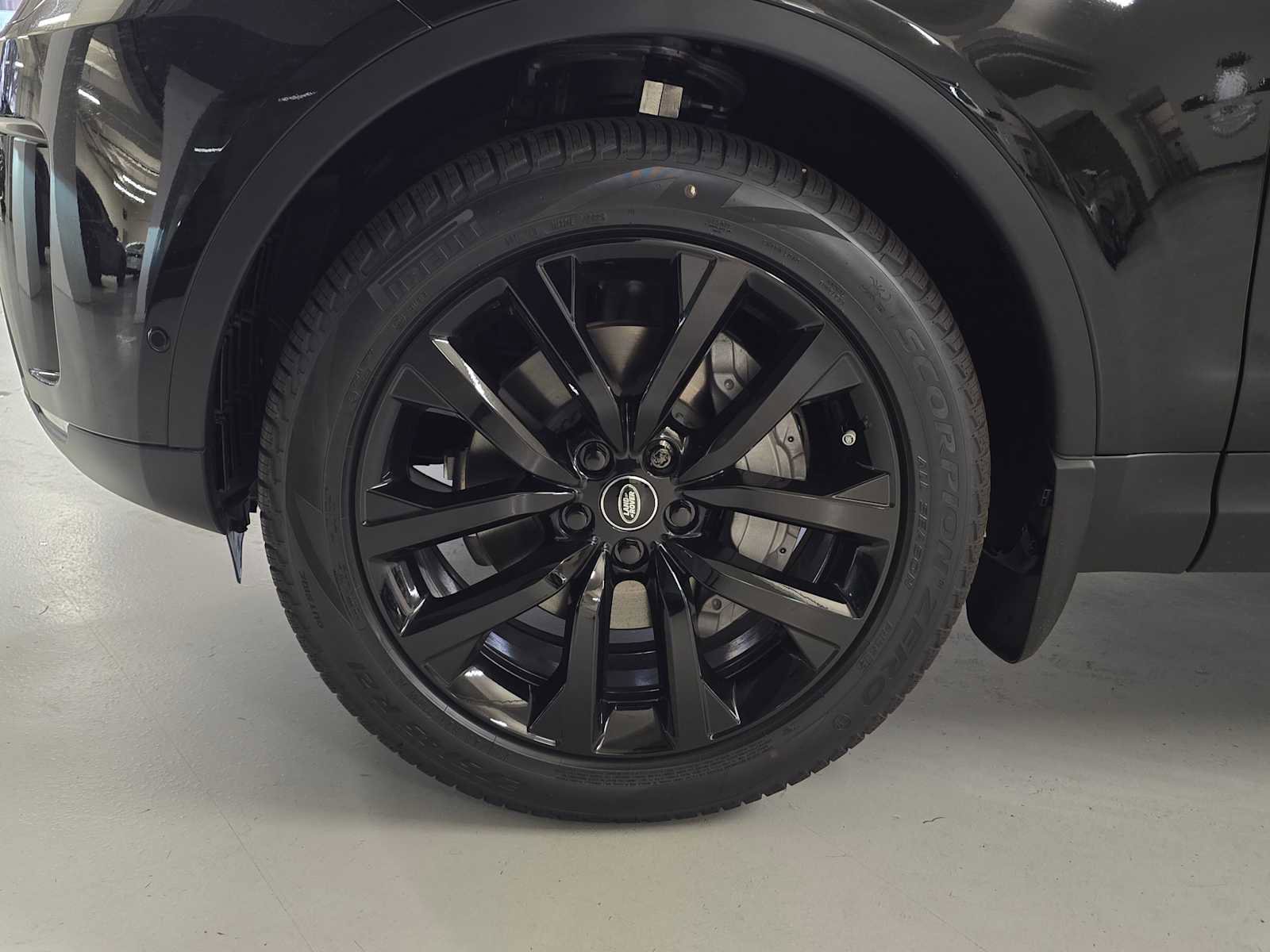 New 2026 Land Rover Discovery S image 9