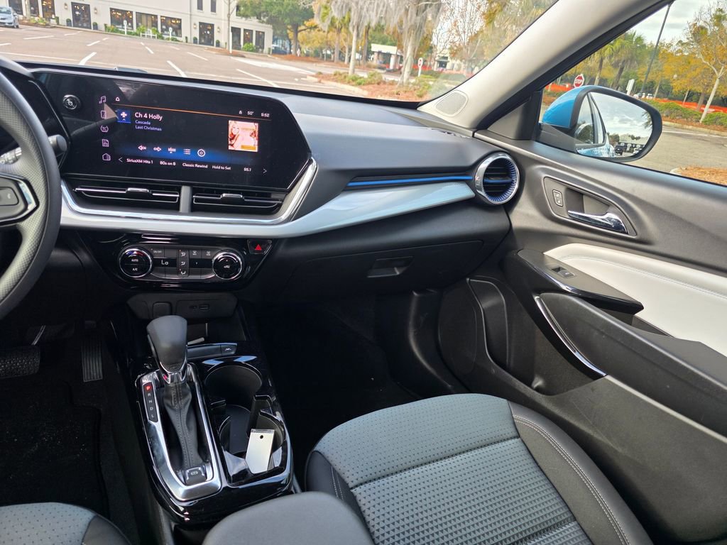 Certified 2025 Chevrolet Trax LT image 26