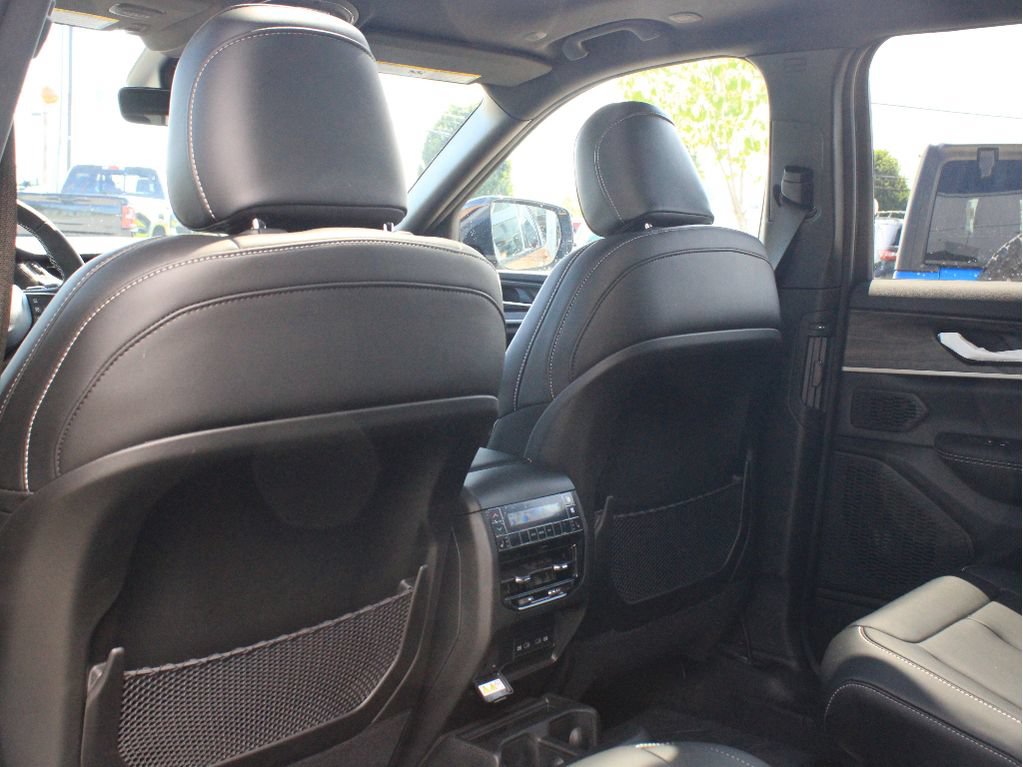New 2026 Jeep Grand Cherokee L Limited w/ Limited Altitude Package AWD/4WD image 33