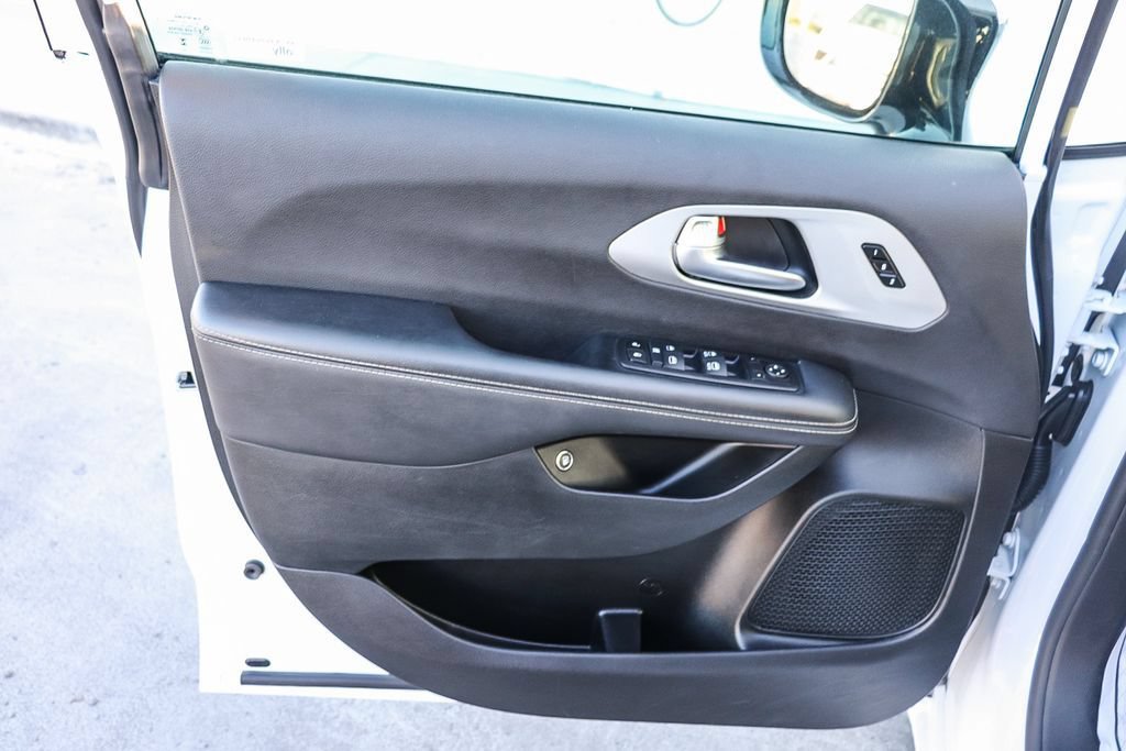 Used 2024 Chrysler Pacifica Limited FWD image 24