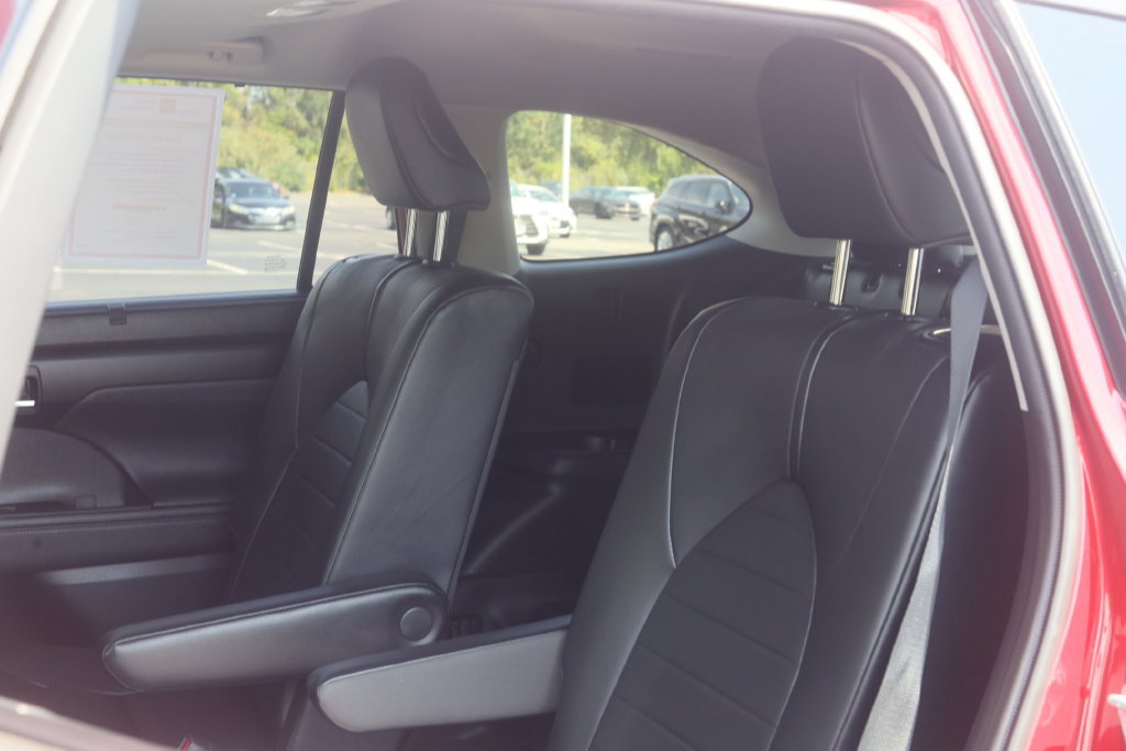 Used 2021 Toyota Highlander XLE AWD/4WD image 29