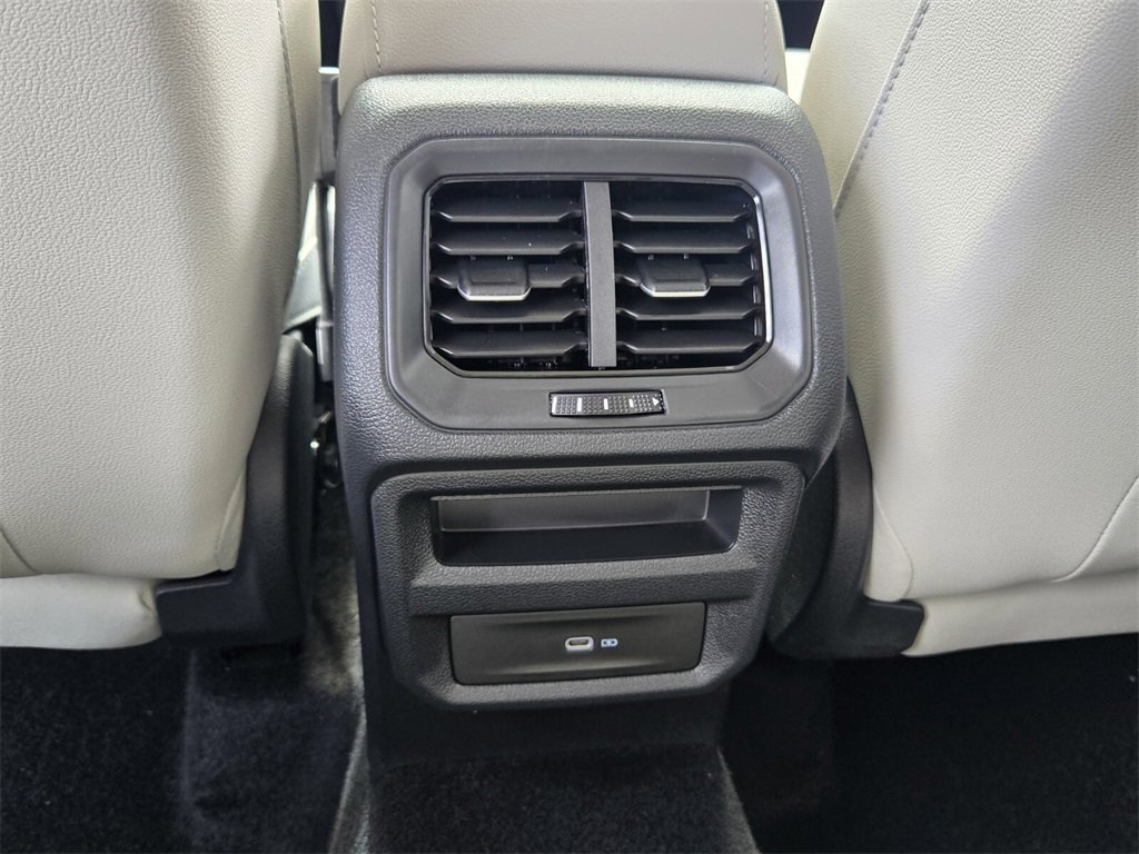 Certified 2025 Volkswagen Taos SE image 15