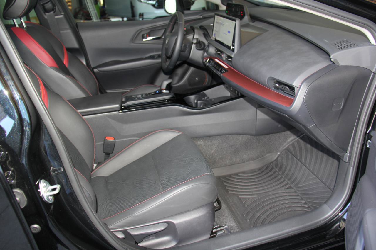 Used 2025 Toyota Prius Plug-In Hybrid image 30