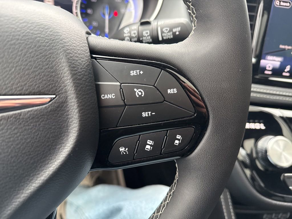 Used 2025 Chrysler Pacifica Limited image 24