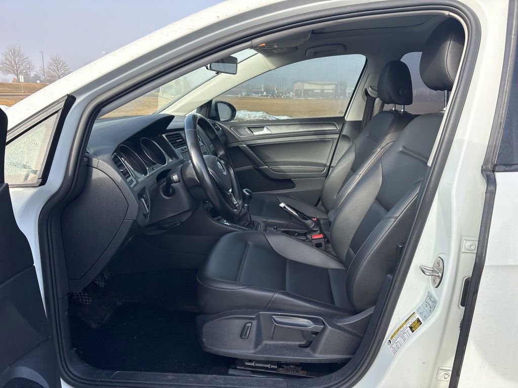 Used 2018 Volkswagen Golf SE image 18