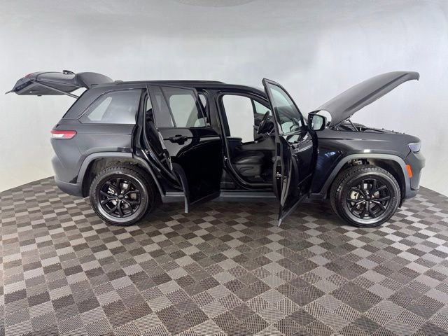 Used 2024 Jeep Grand Cherokee Altitude AWD/4WD image 8