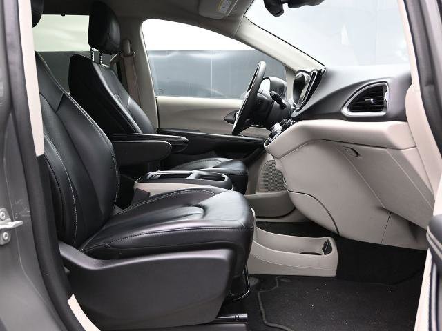 Used 2023 Chrysler Pacifica Touring-L image 11