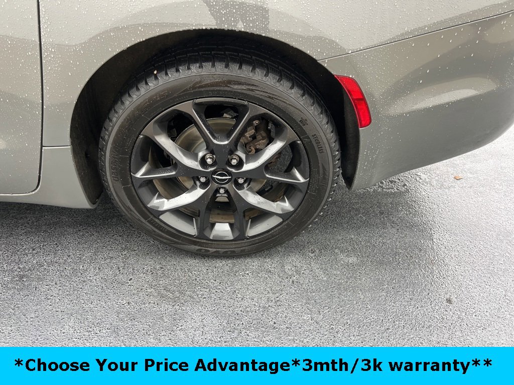 Certified 2022 Chrysler Pacifica Touring-L w/ S Appearance Package image 11