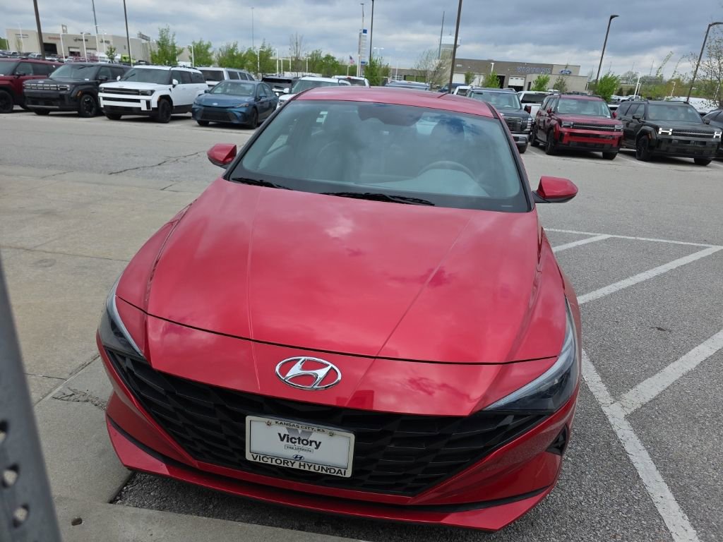 Used 2023 Hyundai Elantra SEL w/ Preferred Accessory Package FWD image 2
