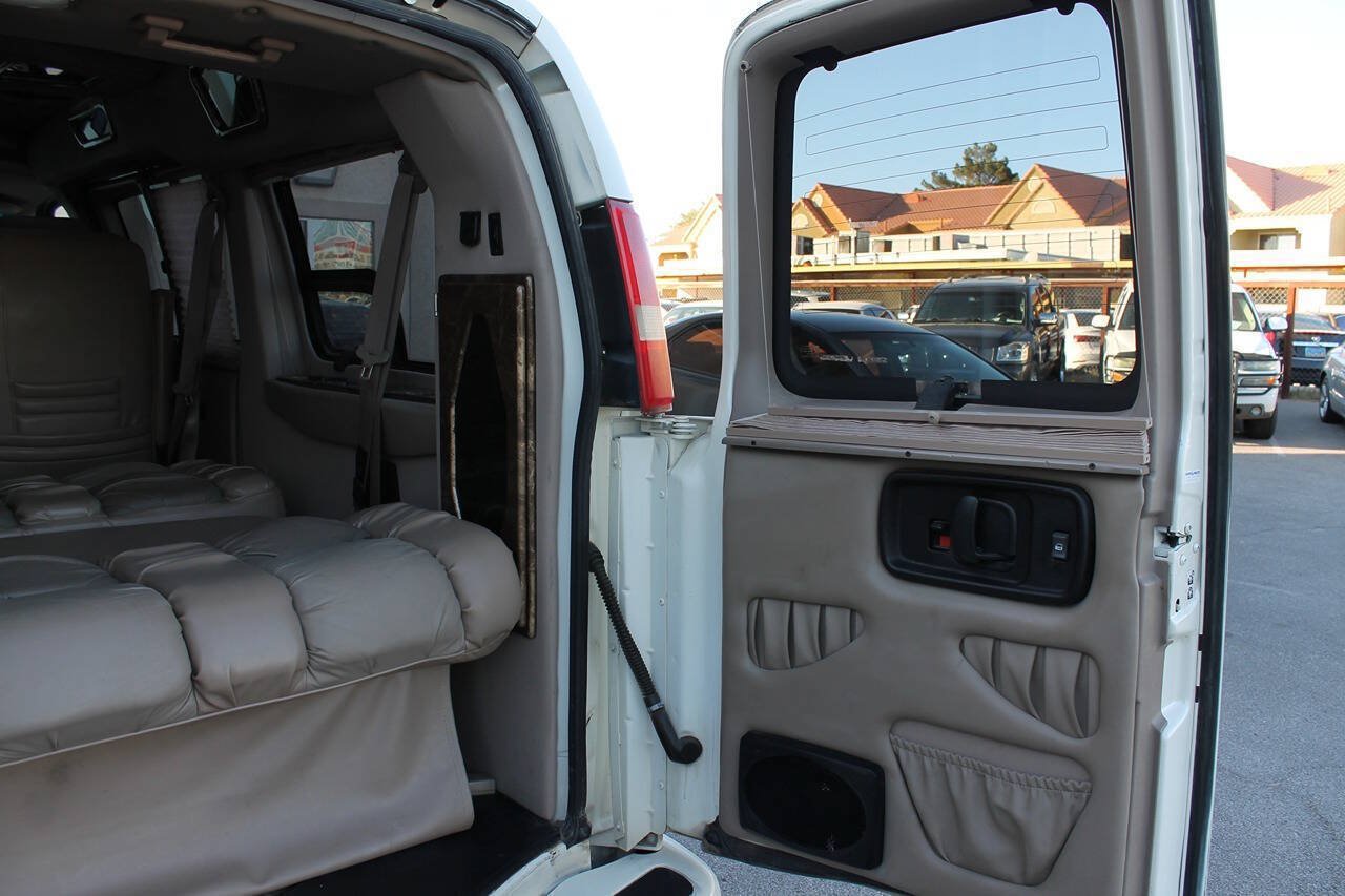 Used 2006 Chevrolet Express 1500 w/ Preferred Equipment Group RWD image 35
