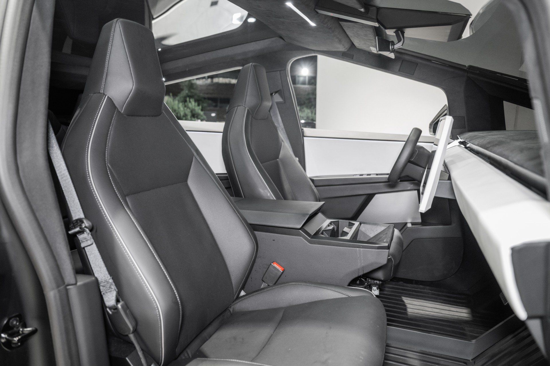 Used 2024 Tesla Cybertruck Cyberbeast AWD/4WD image 25