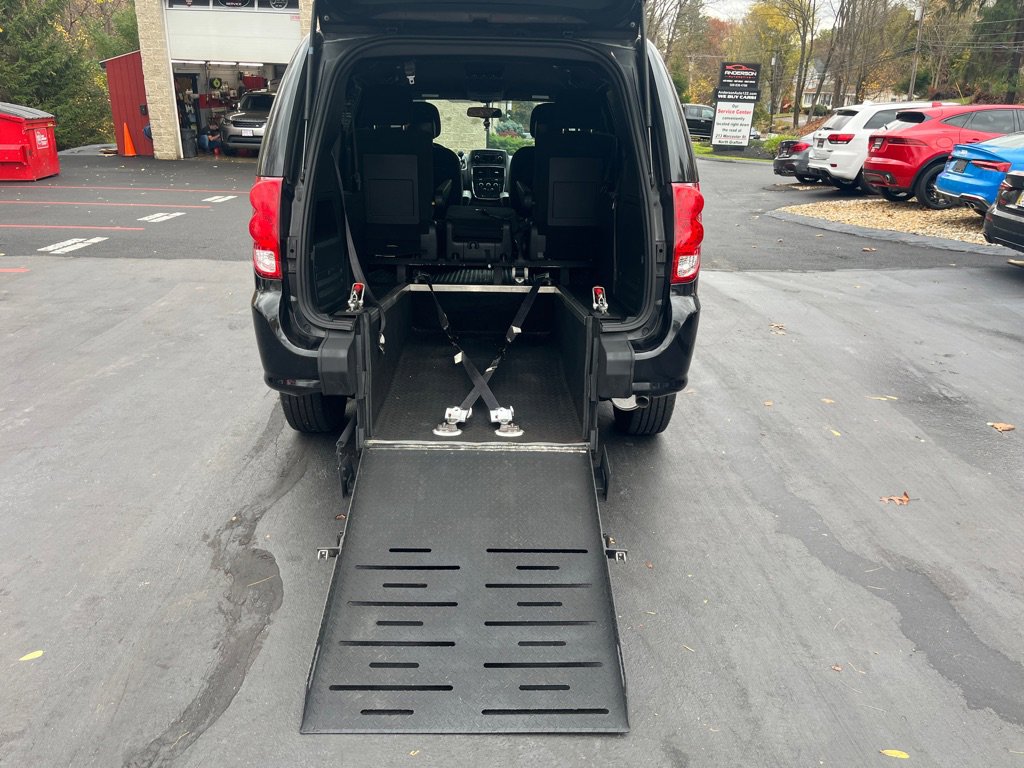 Used 2015 Dodge Grand Caravan SE image 10