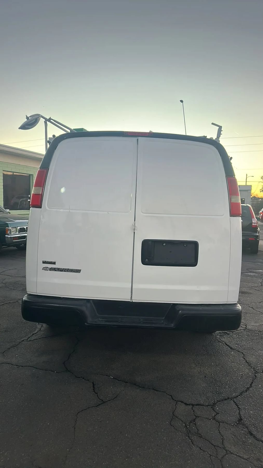 Used 2010 Chevrolet Express 2500 RWD image 9
