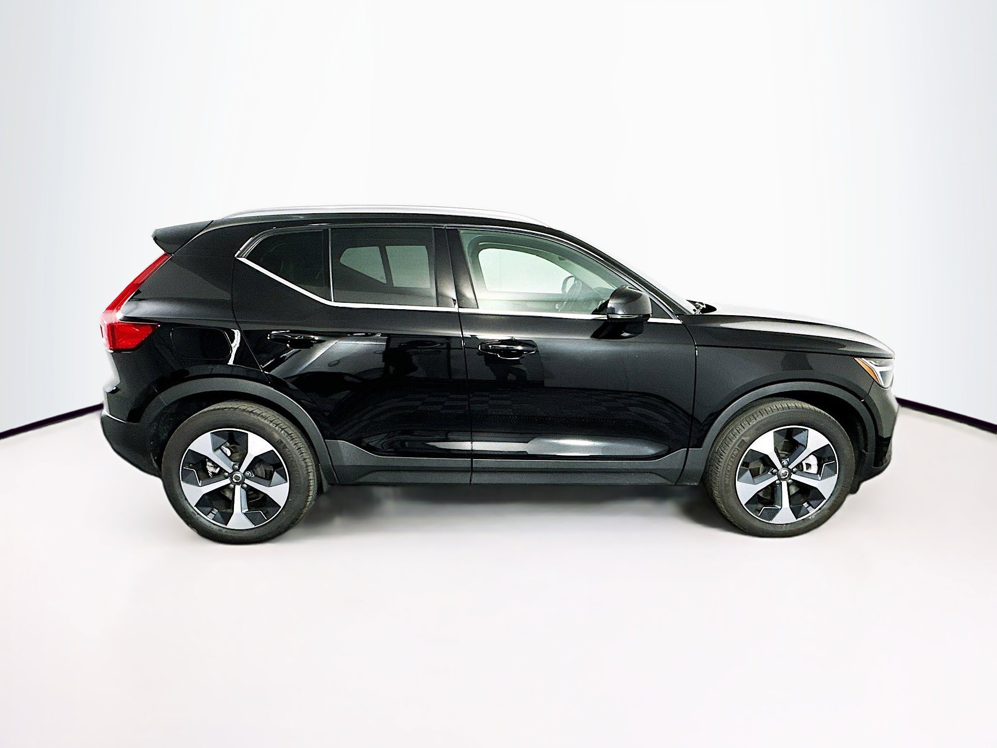 Used 2025 Volvo XC40 B5 Core w/ Protection Package Premier image 10