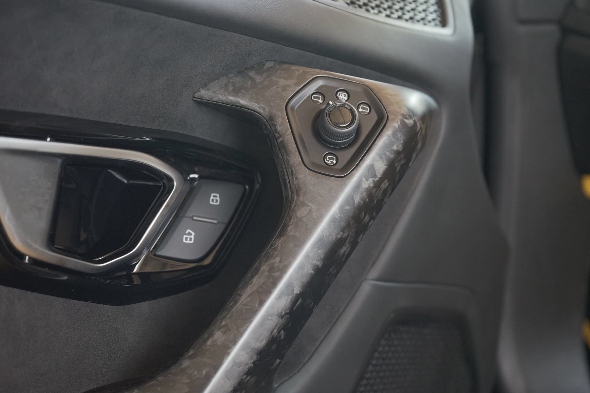 Used 2021 Lamborghini Huracan EVO RWD image 17