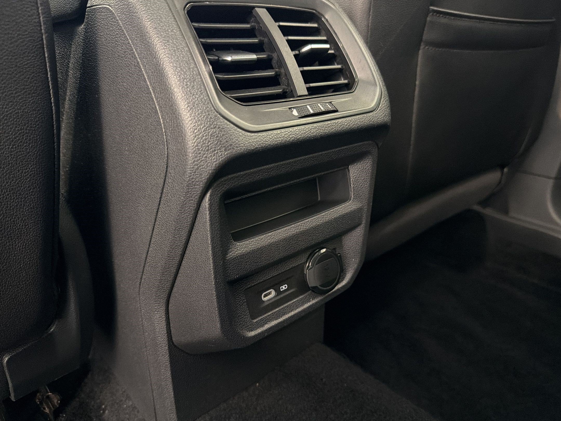Used 2021 Volkswagen Tiguan SE w/ Panoramic Sunroof Package FWD image 32