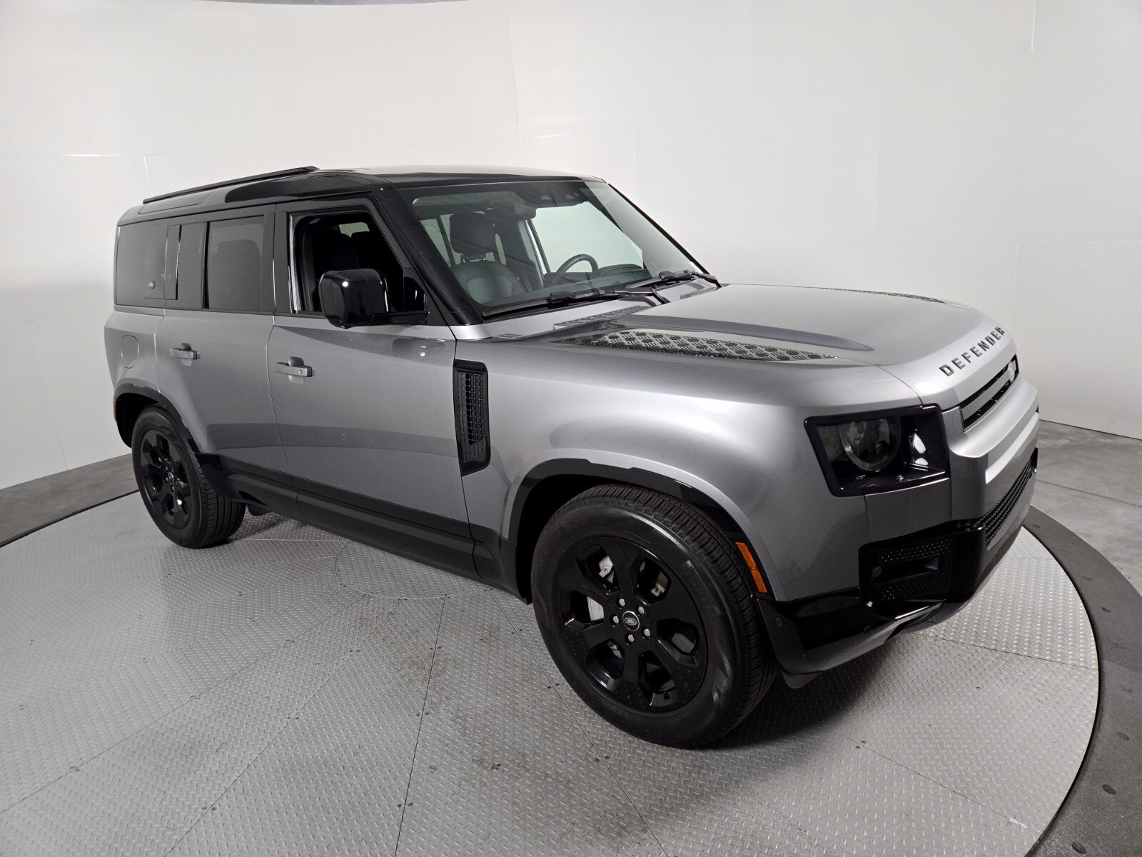 Used 2024 Land Rover Defender 110 X-Dynamic SE AWD/4WD image 16