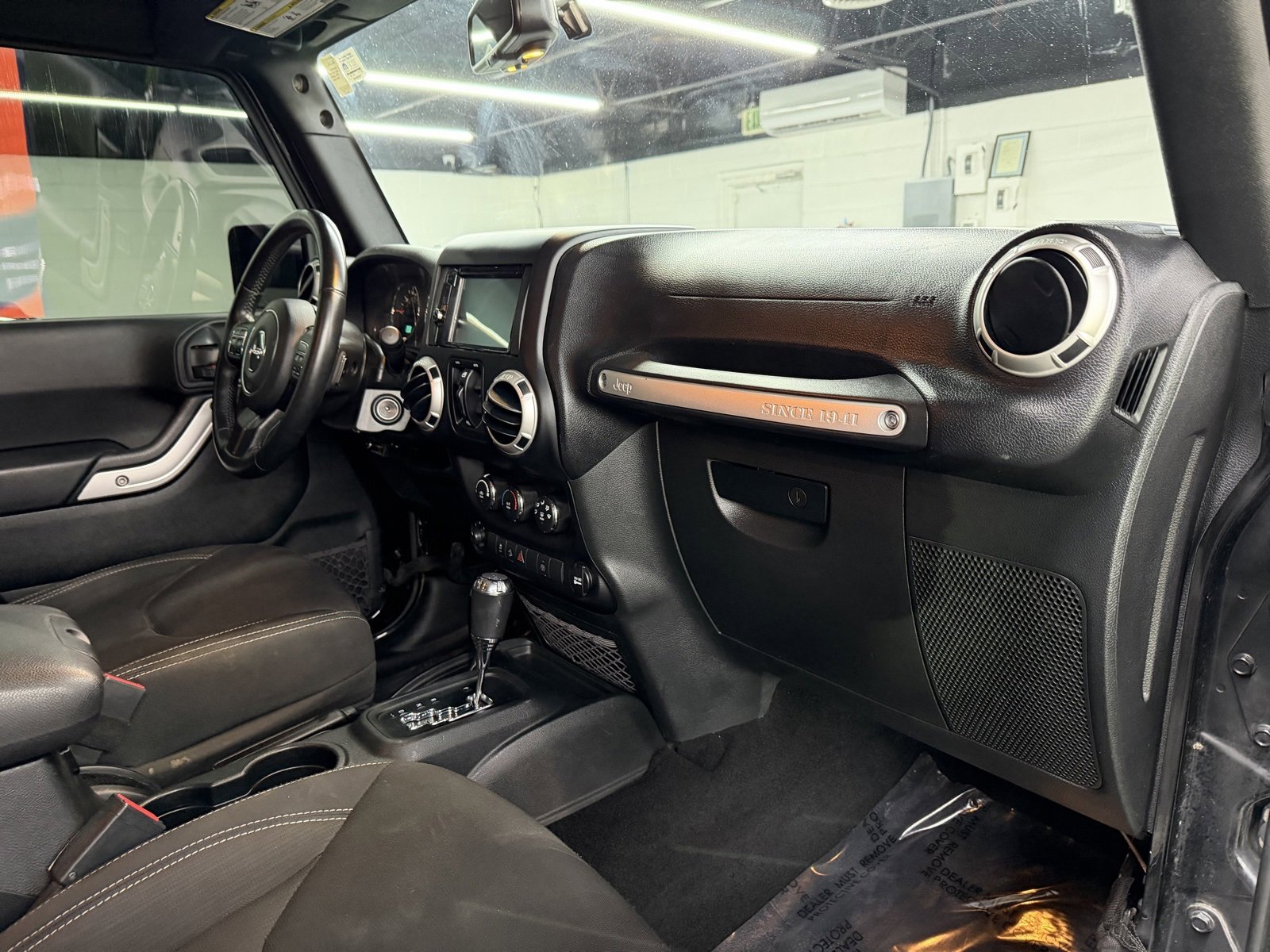 Used 2017 Jeep Wrangler Unlimited Rubicon w/ Connectivity Group image 18