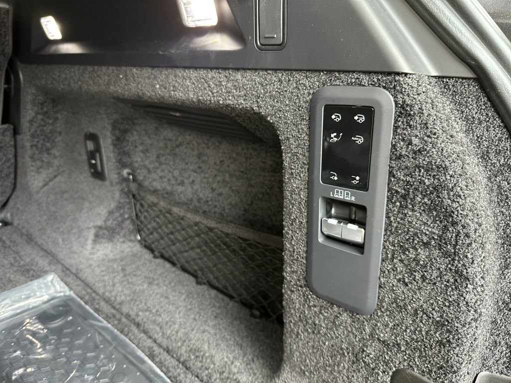 Used 2025 Land Rover Range Rover SV image 15