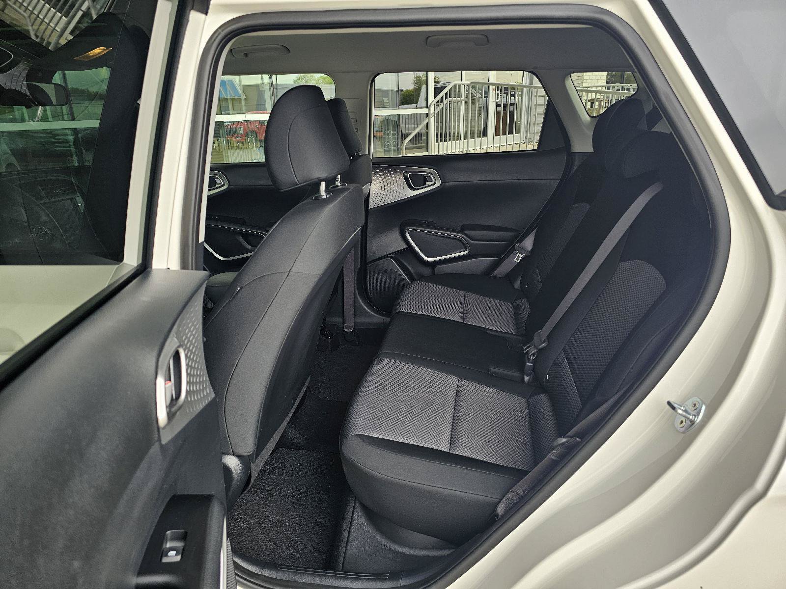 Used 2025 Kia Soul LX w/ LX Technology Package FWD image 17