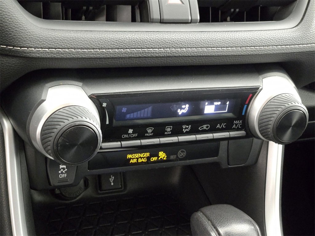 Used 2020 Toyota RAV4 LE image 31