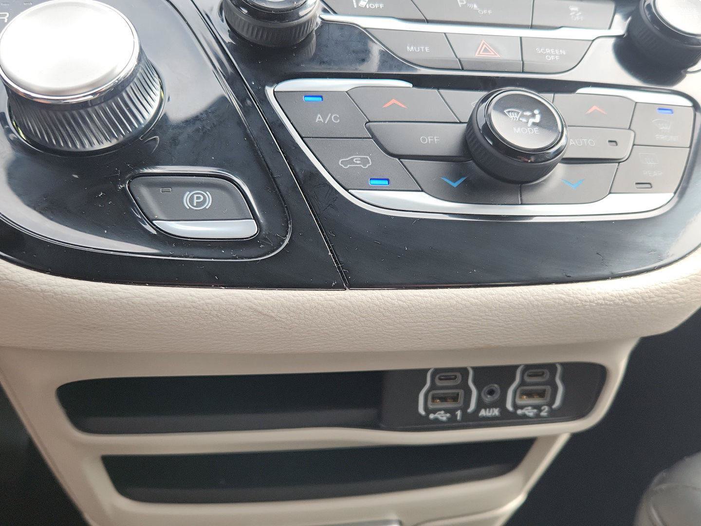 Used 2023 Chrysler Pacifica Touring-L FWD image 17