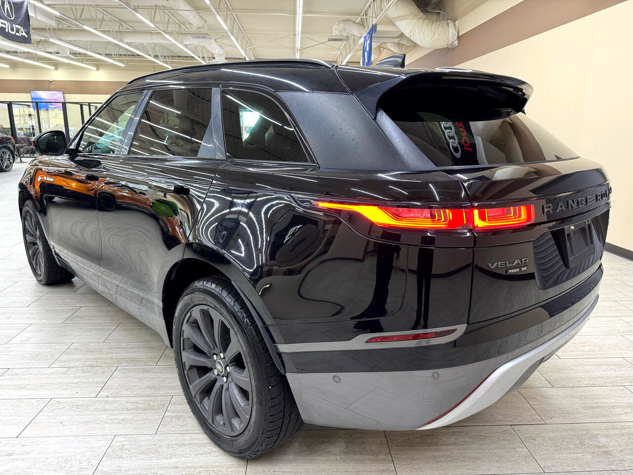 Used 2018 Land Rover Range Rover Velar R-Dynamic SE image 10