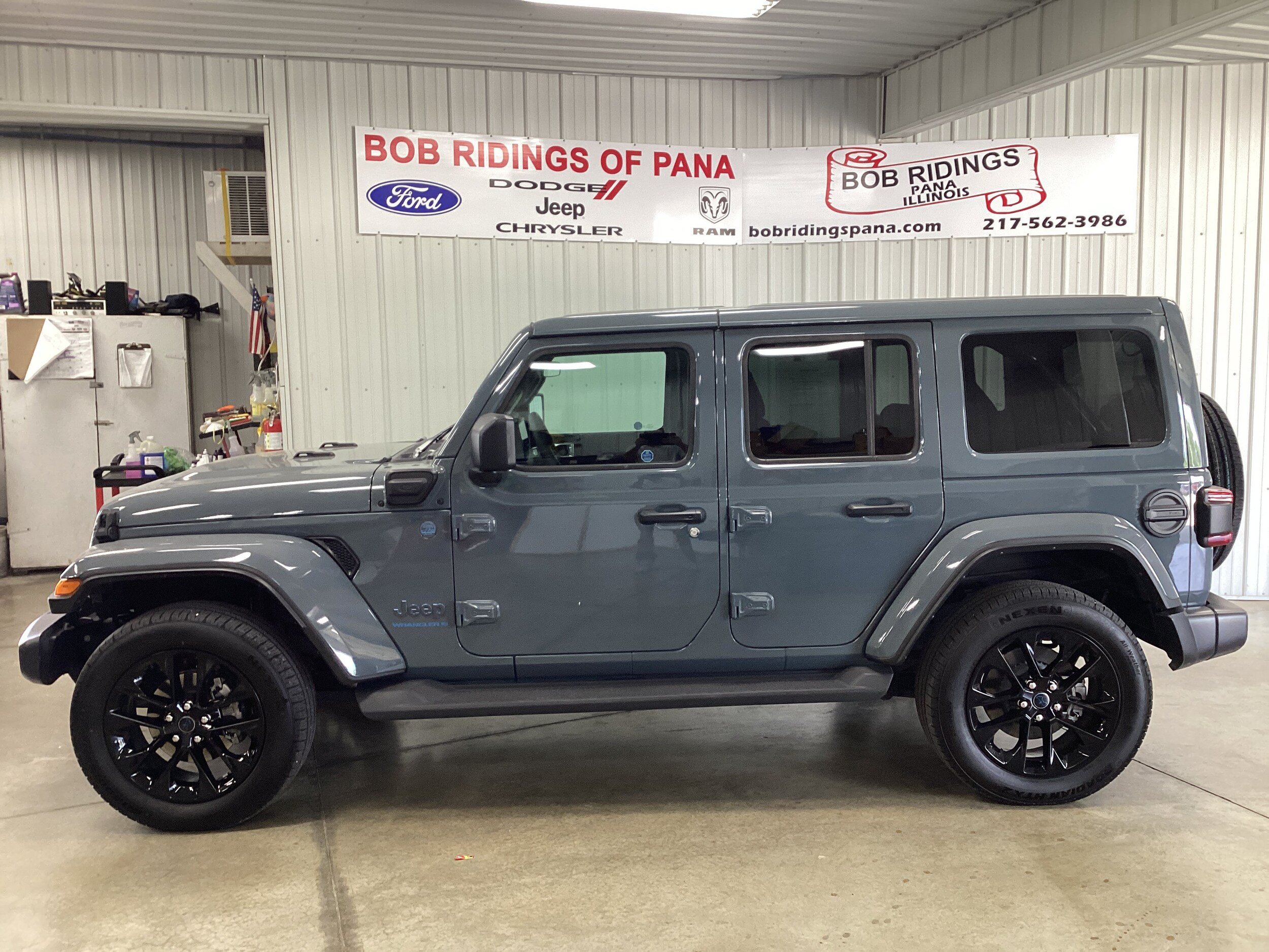 Used 2025 Jeep Wrangler Unlimited Sahara AWD/4WD image 2