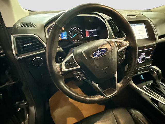 Used 2017 Ford Edge Titanium w/ Technology Package FWD image 12