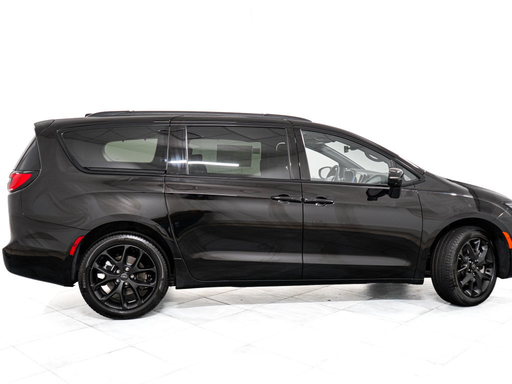 New 2027 Chrysler Pacifica Limited w/ Family Tech Group AWD/4WD image 7