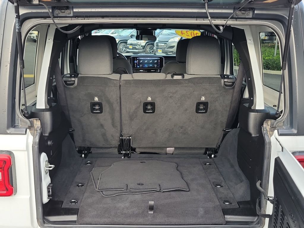 Used 2024 Jeep Wrangler Rubicon image 16