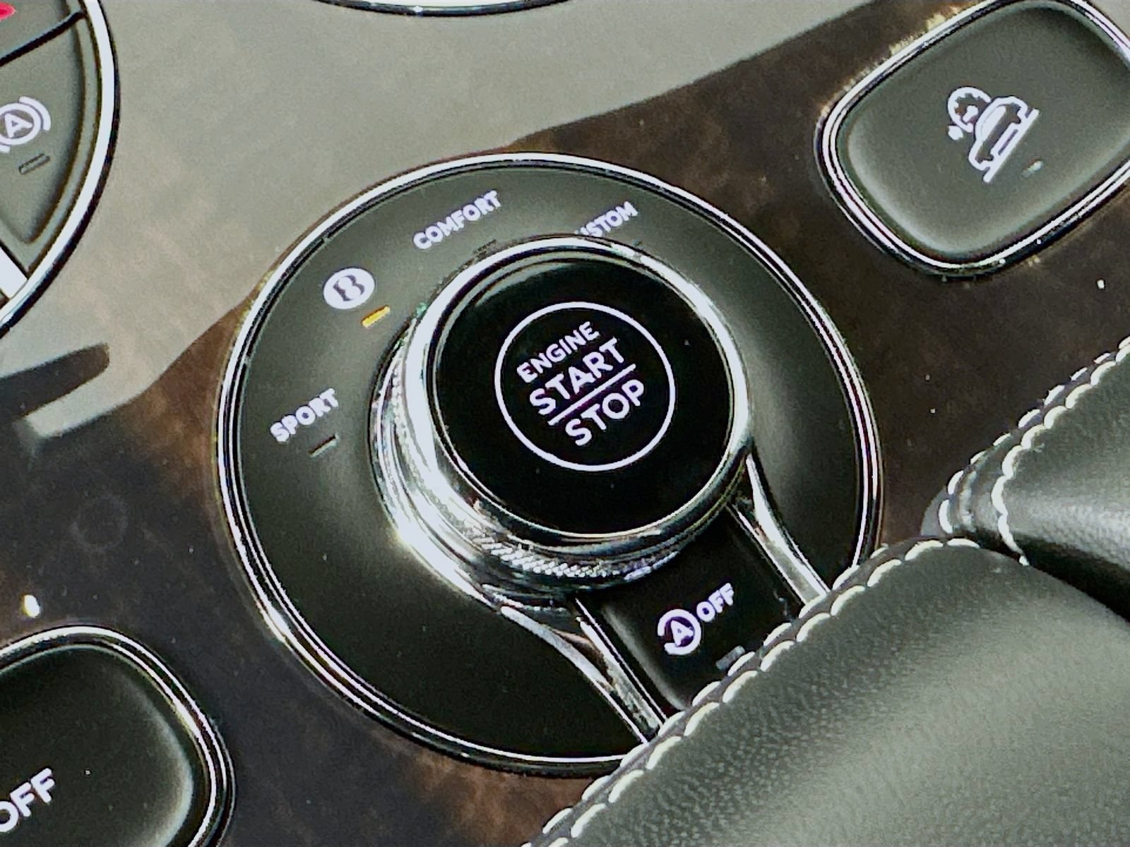 Used 2022 Bentley Bentayga AWD/4WD image 19