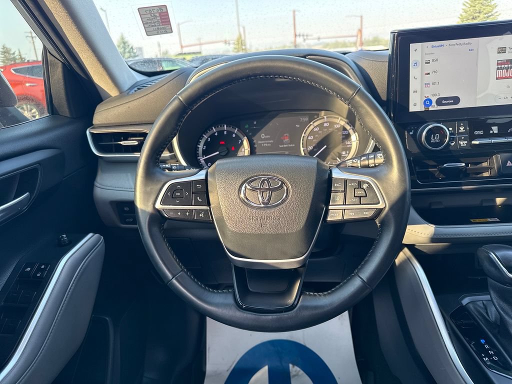 Used 2023 Toyota Highlander XLE AWD/4WD image 16