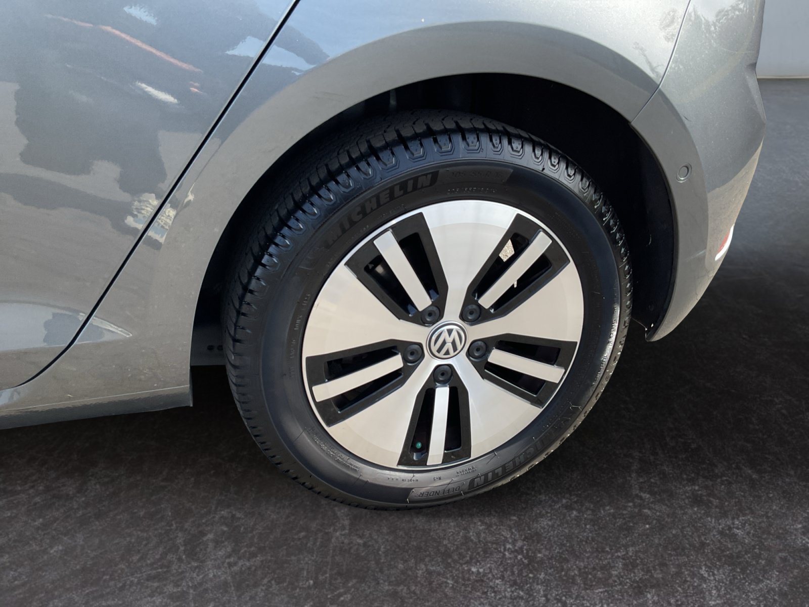 Used 2019 Volkswagen e-Golf SEL Premium FWD image 9