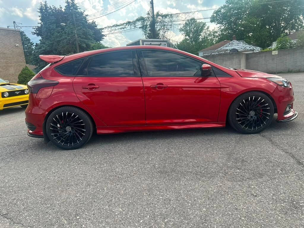 Used 2018 Ford Focus ST FWD image 4